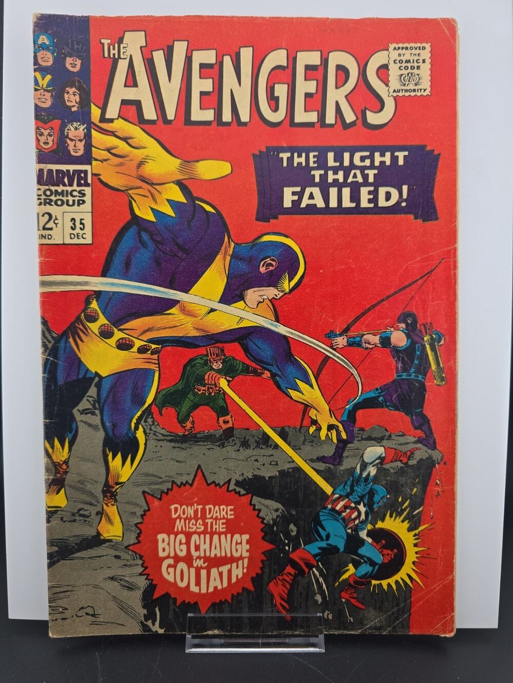 AVENGERS #35 (1966) - GRADE 3.5 - GOLIATH CAN CHANGE SIZE AGAIN - BLACK WIDOW!